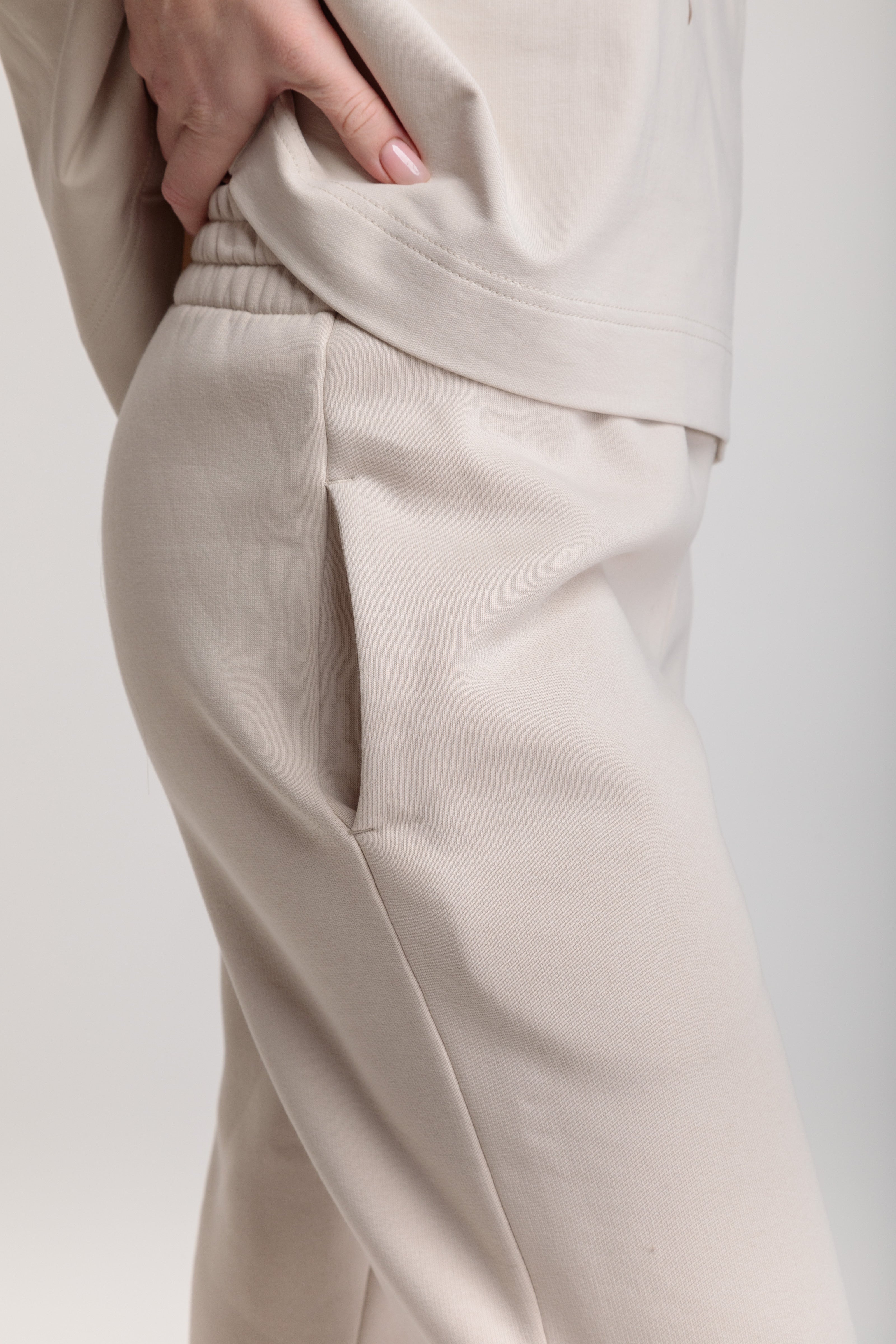 Women's jogger pants in milky color